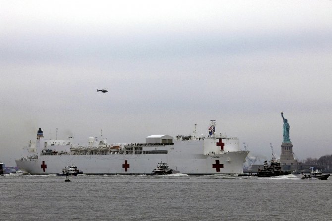 Bin yataklı hastane gemisi New York’a ulaştı