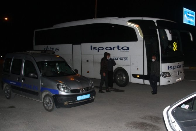Şehirler arası seyahat eden yolcu otobüslerinde polis denetimi sıklaştı
