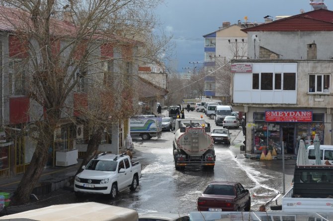Adilcevaz’da cadde ve sokaklar ilaçlı suyla yıkandı