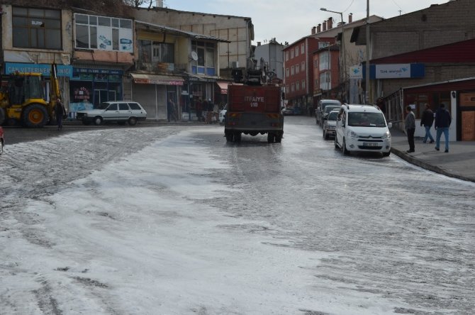 Adilcevaz’da cadde ve sokaklar ilaçlı suyla yıkandı