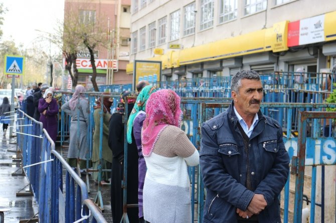 Diyarbakır’da sosyal mesafeyi korumak için bariyer yerleştirildi
