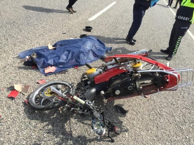 Kamyonet ile motosiklete çarptı: 1 Ölü
