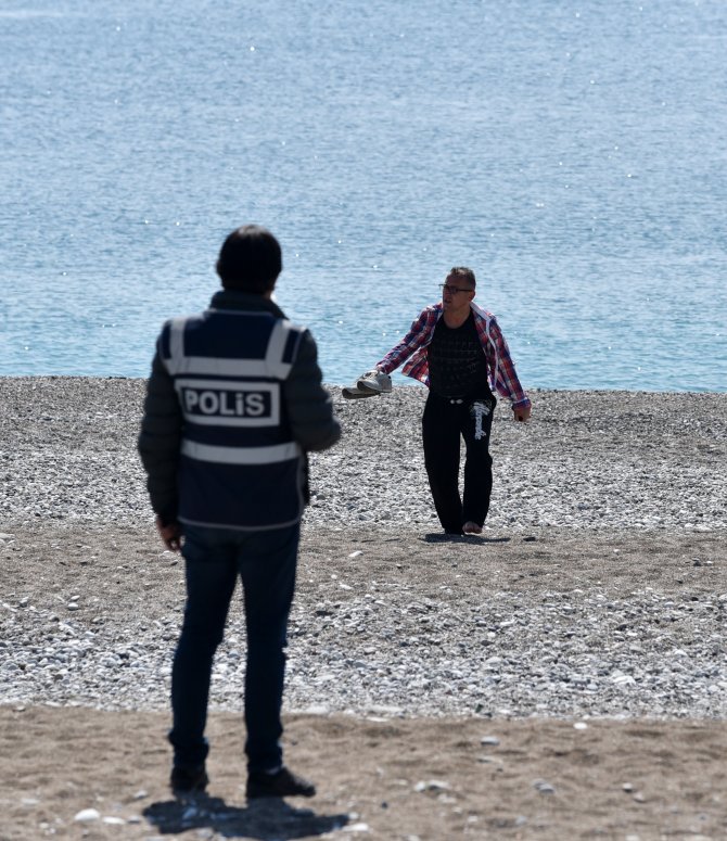 Rus turist, denizden çıkartılıp oteline gönderildi