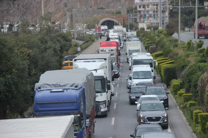 Antalya’da korona virüs uygulamasında kilometrelerce araç kuyruğu
