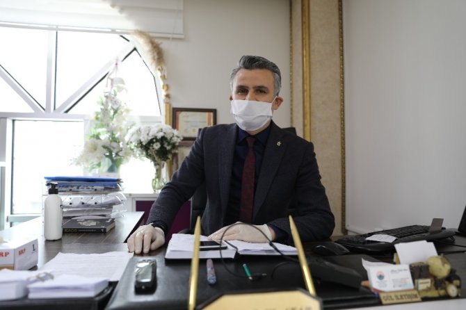 Korona virüsüne karşı tıbbı maske ve eldivenli nikah