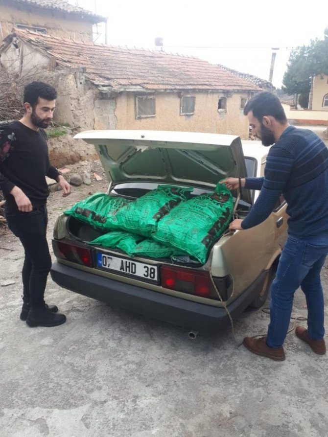 Ahmet amcanın kömürlerini gönüllü gençler taşıdı