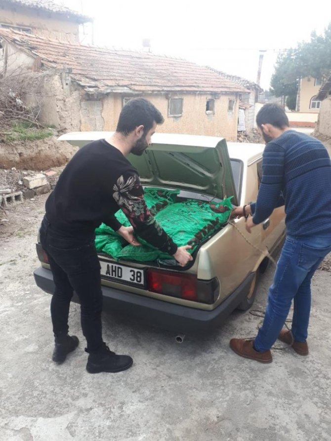 Ahmet amcanın kömürlerini gönüllü gençler taşıdı