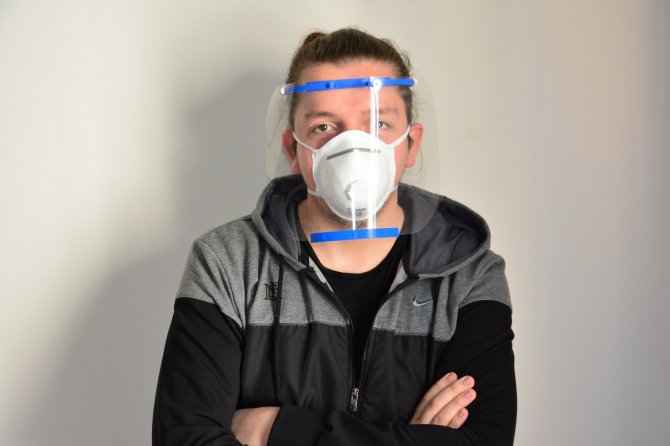 Sağlık çalışanları için 3 boyutlu siperli maske ürettiler
