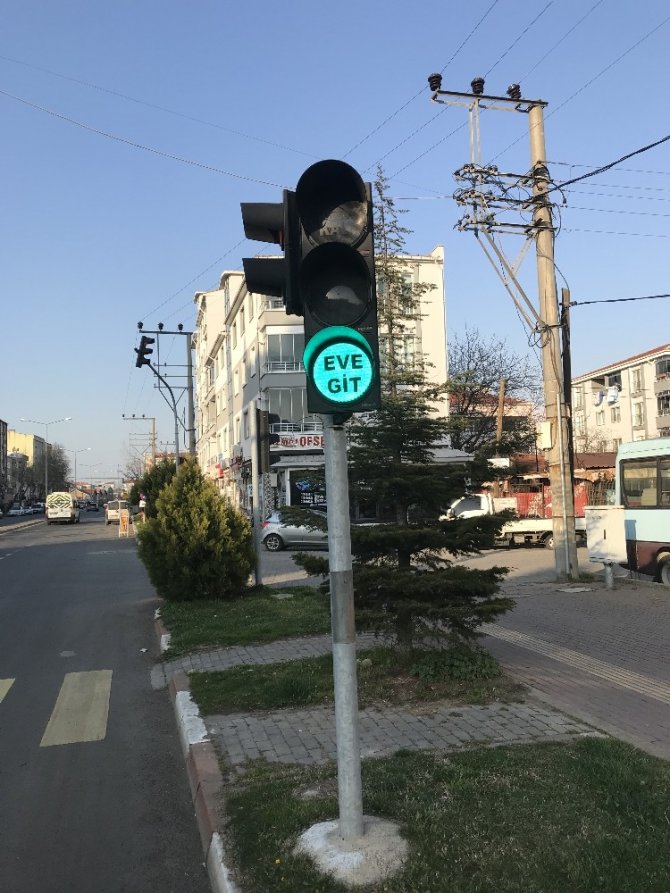 Trafik lambalarında "Evde Kal" mesajı