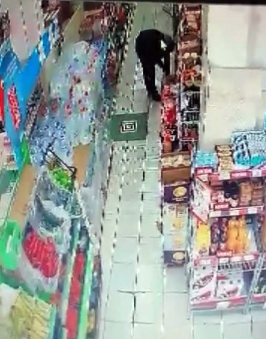 Marketteki hırsızlık güvenlik kamerasına yakalandı