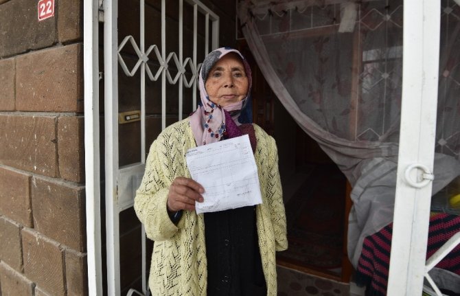 Yaşlı kadın biriktirdiği parasını “Biz Bize Yeteriz Türkiyem” kampanyasına bağışladı