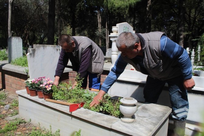 Antalya’da ’Evde Kal’anların ölmüş yakınları için uzaktan mezar bakım hizmeti