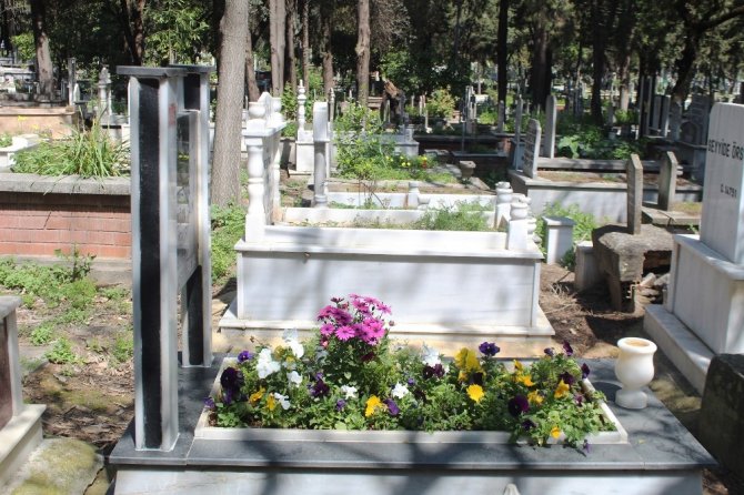 Antalya’da ’Evde Kal’anların ölmüş yakınları için uzaktan mezar bakım hizmeti