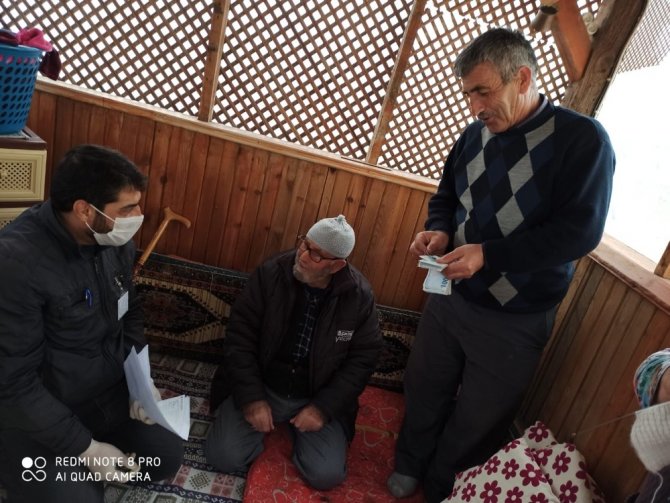 Din görevlileri yaşlıların maaşları evlerinde teslim ediyor