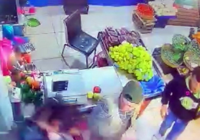 Esenyurt’ta manav dükkanında tekme tokat “hırsız” kavgası kamerada