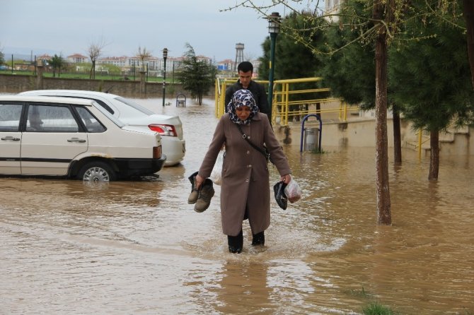 Diyarbakır’da sağanak yağış nedeni ile evler su altında kaldı
