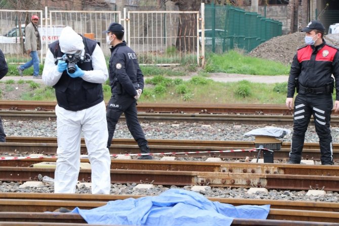 Karşıya geçmeye çalışan kadın manevra yapan lokomotifin altında kaldı: 1 ölü