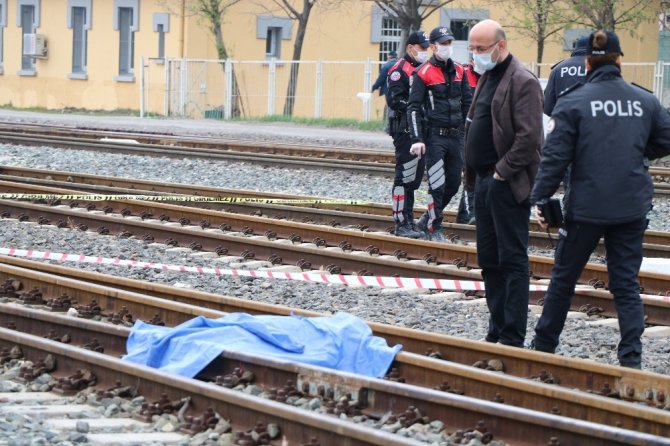 Karşıya geçmeye çalışan kadın manevra yapan lokomotifin altında kaldı: 1 ölü