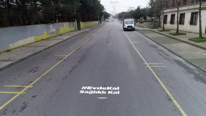 İstanbul’da cadde ve sokaklara yazılan " Evde Kal , Sağlıklı kal" yazıları havadan görüntülendi