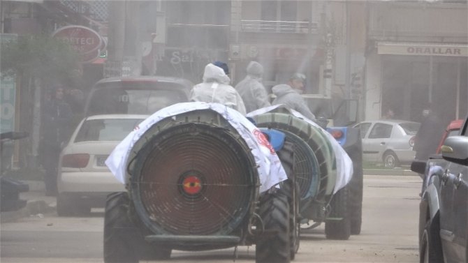 Köy muhtarları mikropları traktörleriyle öldürdü