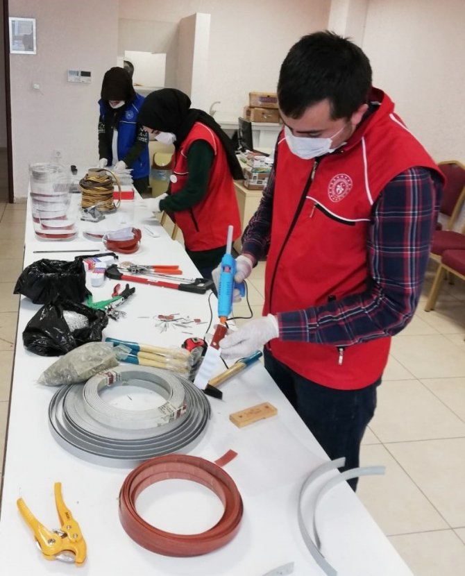 Sağlık çalışanlarına destek amaçlı Cacabey Gençlik Merkezi, korumalı maske üretiyor
