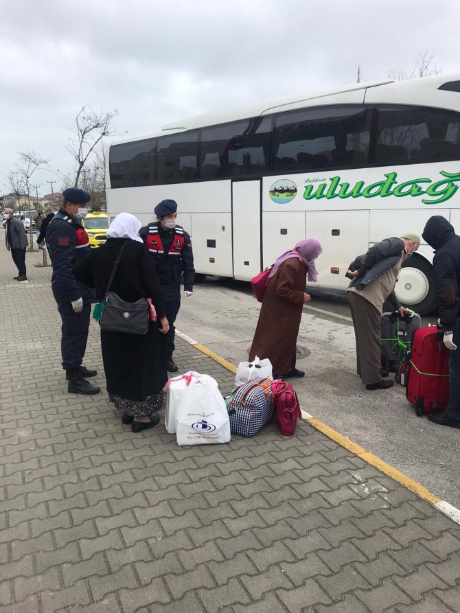 Umre sonrası karantina süresi dolan 300 kişi, Balıkesir'e döndü