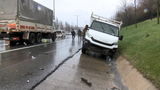 Başakşehir TEM'de servis aracı ile kamyonet çarpıştı 