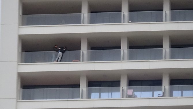 Eşiyle kavga eden şahıs 29. kattaki evin balkonunda intihara kalkıştı