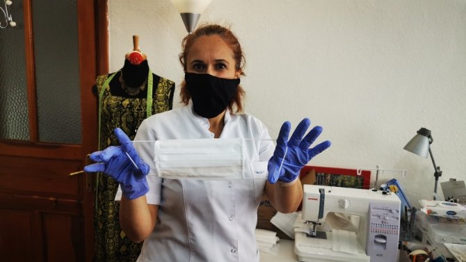 Marmarisli öğretmenler Korona virüsle mücadele için evlerinde maske üretiyor