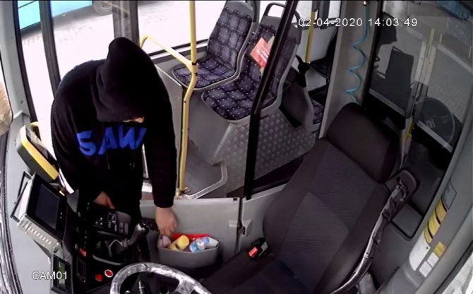 Park halindeki otobüse giren hırsızlık kamerada