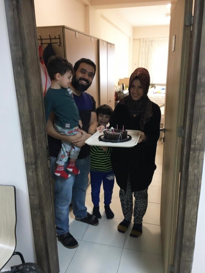 Bursa KYK yurdunda karantinaya alınan aileye evlilik yıl dönümü sürprizi