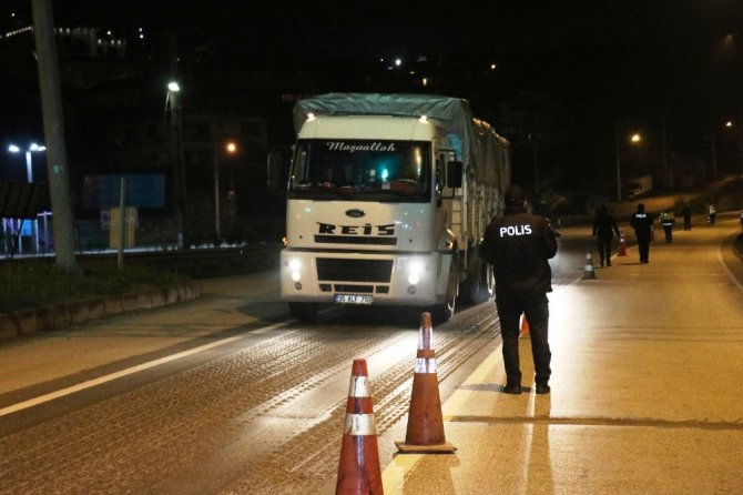 Sakarya’da şehir giriş ile çıkışları polis ve jandarma tarafından kapatıldı