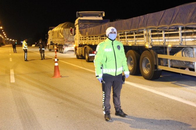 Karaman polisi, Mersin ve Konya’ya giden sürücüleri yasak konusunda uyardı