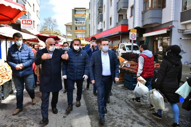 Trabzon’da pazar yerinde bedava maske dağıtıldı