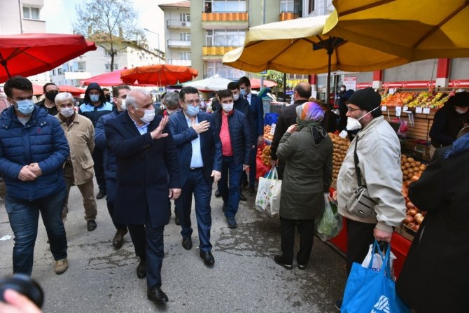 Trabzon’da pazar yerinde bedava maske dağıtıldı