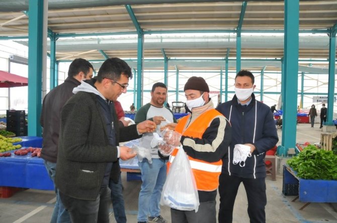 Akşehir Belediyesi maske ve eldiven dağıtımını sürdürüyor