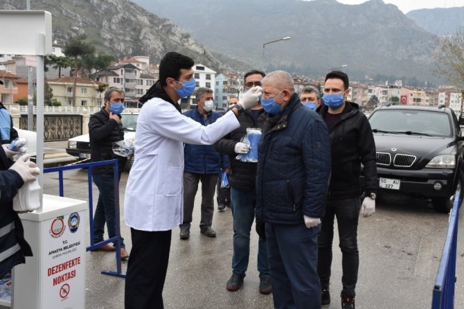 Amasya’da pazarda ve toplu taşıma araçlarında ücretsiz maske dağıtımı