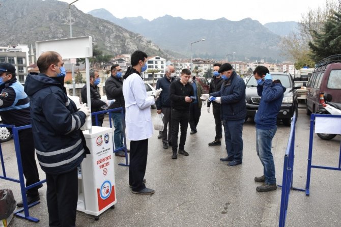 Amasya’da pazarda ve toplu taşıma araçlarında ücretsiz maske dağıtımı