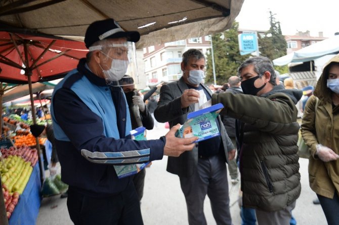 Ankara’da pazarcı esnafına maske dağıtımı