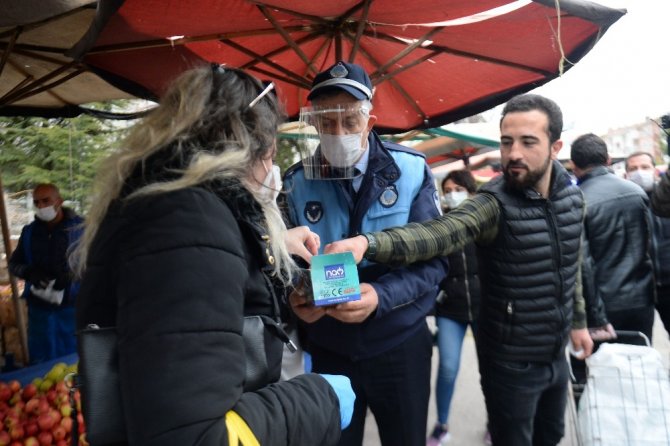 Ankara’da pazarcı esnafına maske dağıtımı