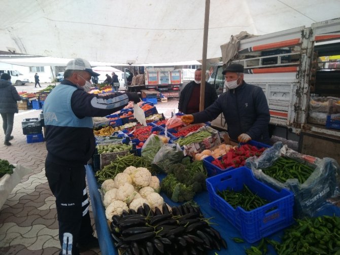 Daday’da pazar yerinde demir bariyerli korona virüs önlemi