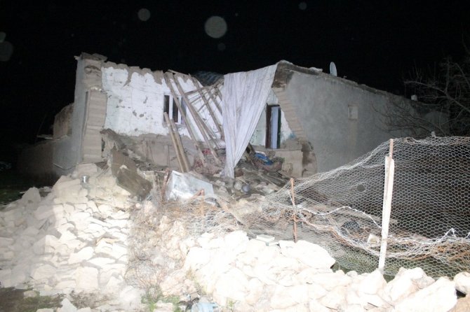 Diyarbakır’da aşırı yağışlardan dolayı kerpiç ev çöktü