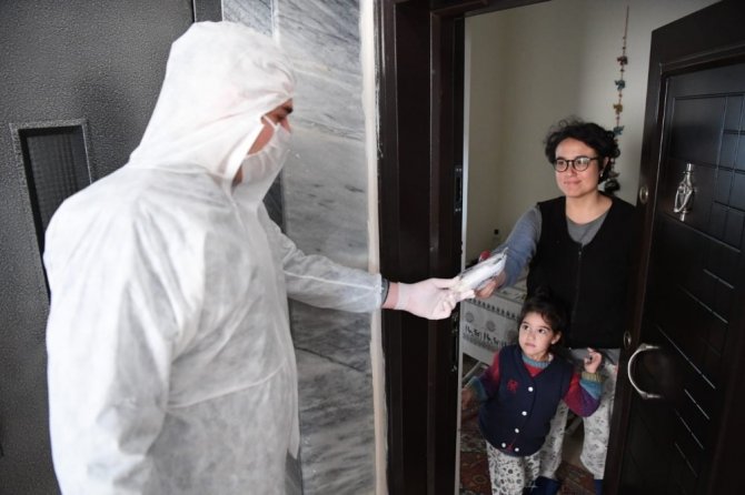 Konyaaltı Belediyesi kapı kapı dolaşıp maske, eldiven ve dezenfektan dağıtıyor