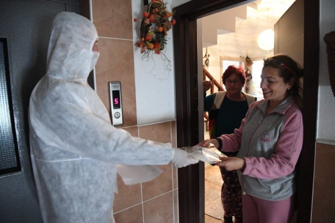 Konyaaltı Belediyesi kapı kapı dolaşıp maske, eldiven ve dezenfektan dağıtıyor