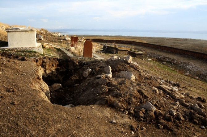 Dünya korona virüsü konuşurken, define avcıları Türk-İslam mezarlığını tahrip etti