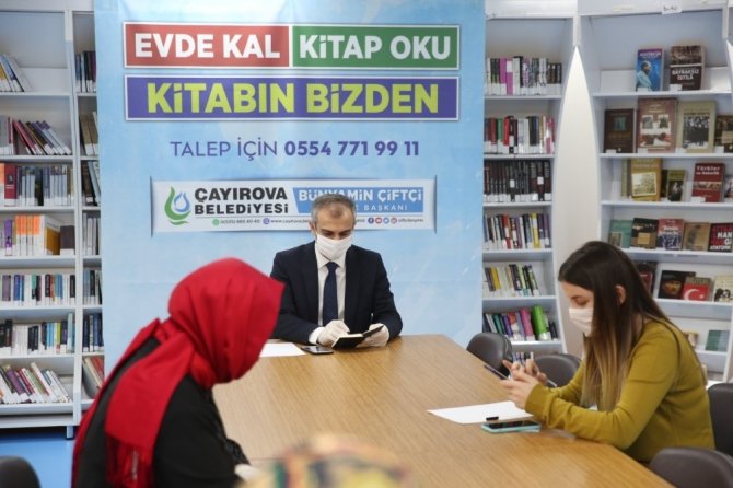Kocaeli’de evde kalan vatandaşlara ücretsiz kitap servisi yapılıyor