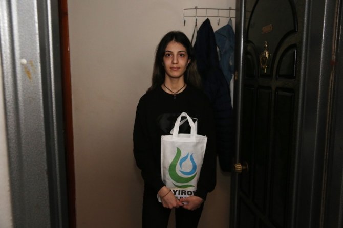 Kocaeli’de evde kalan vatandaşlara ücretsiz kitap servisi yapılıyor