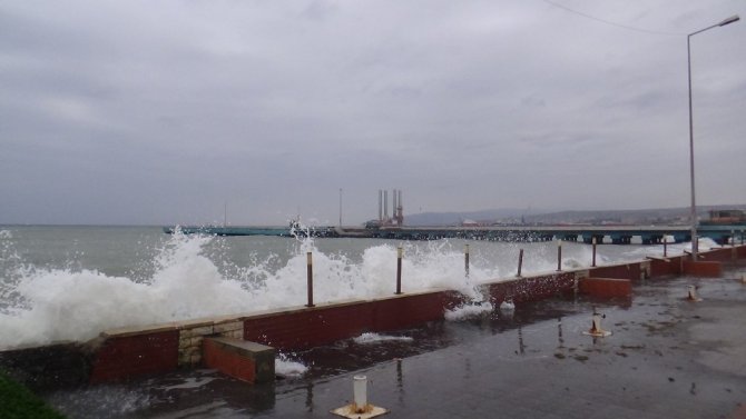 Fırtına nedeniyle Marmara’da dev dalgalar: Demir korkuluklar kırıldı