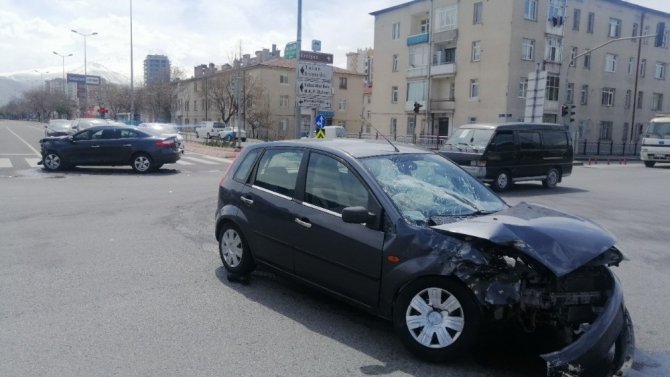 Otomobiller çarpıştı: 2 yaralı
