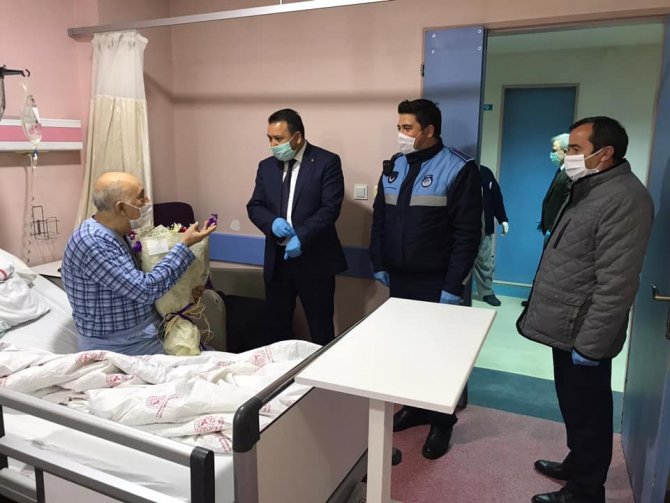 Kibarca verdiği siparişle tanınan Burhan amcaya hastanede ziyaret